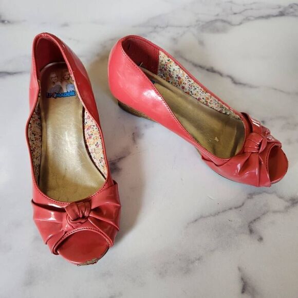 Liv & Maddie girls patent glossy wedge heels peep toe size 1 youth - Picture 1 of 7